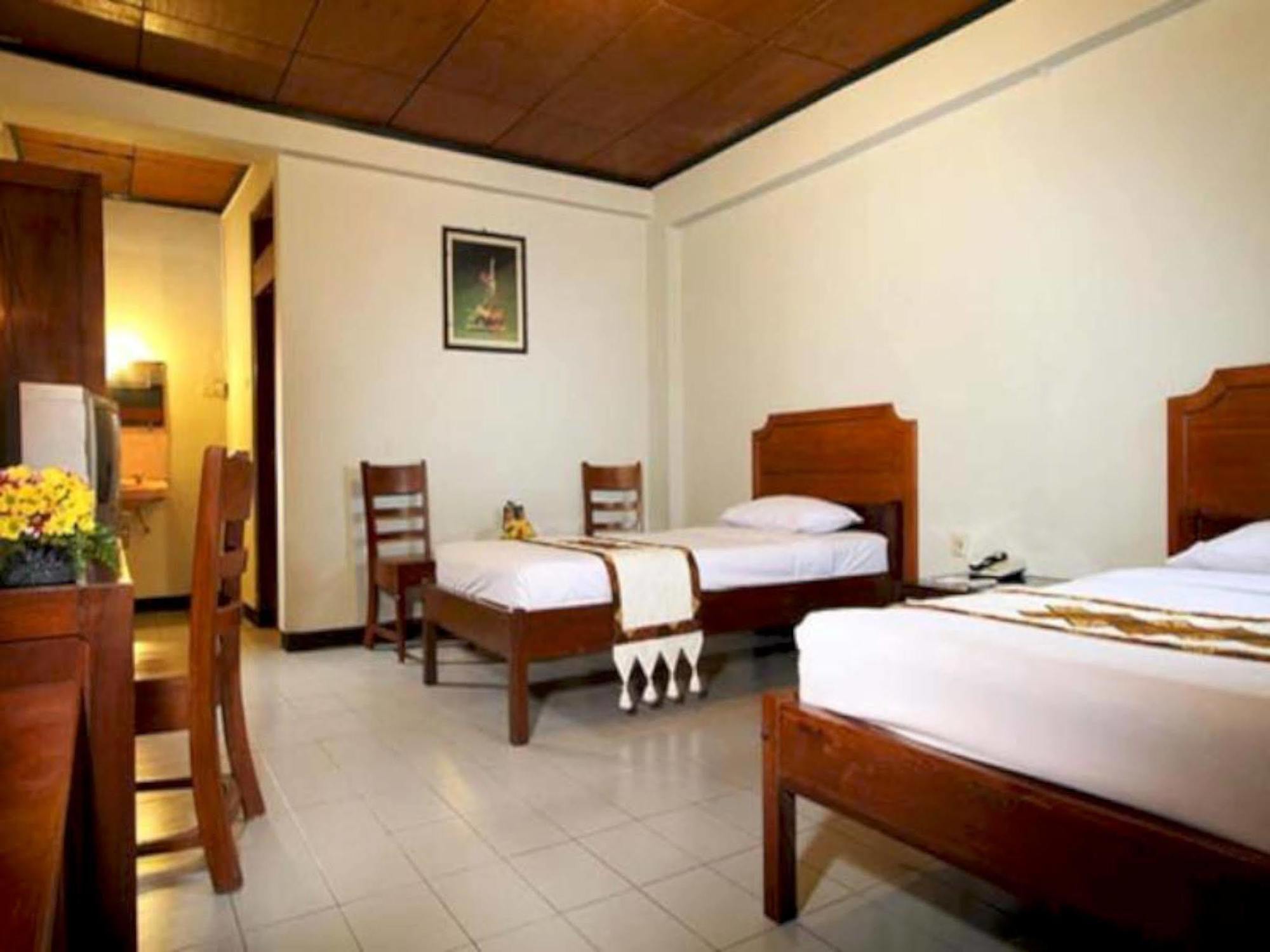 Cakra Kembang Hotel Kejayan Esterno foto