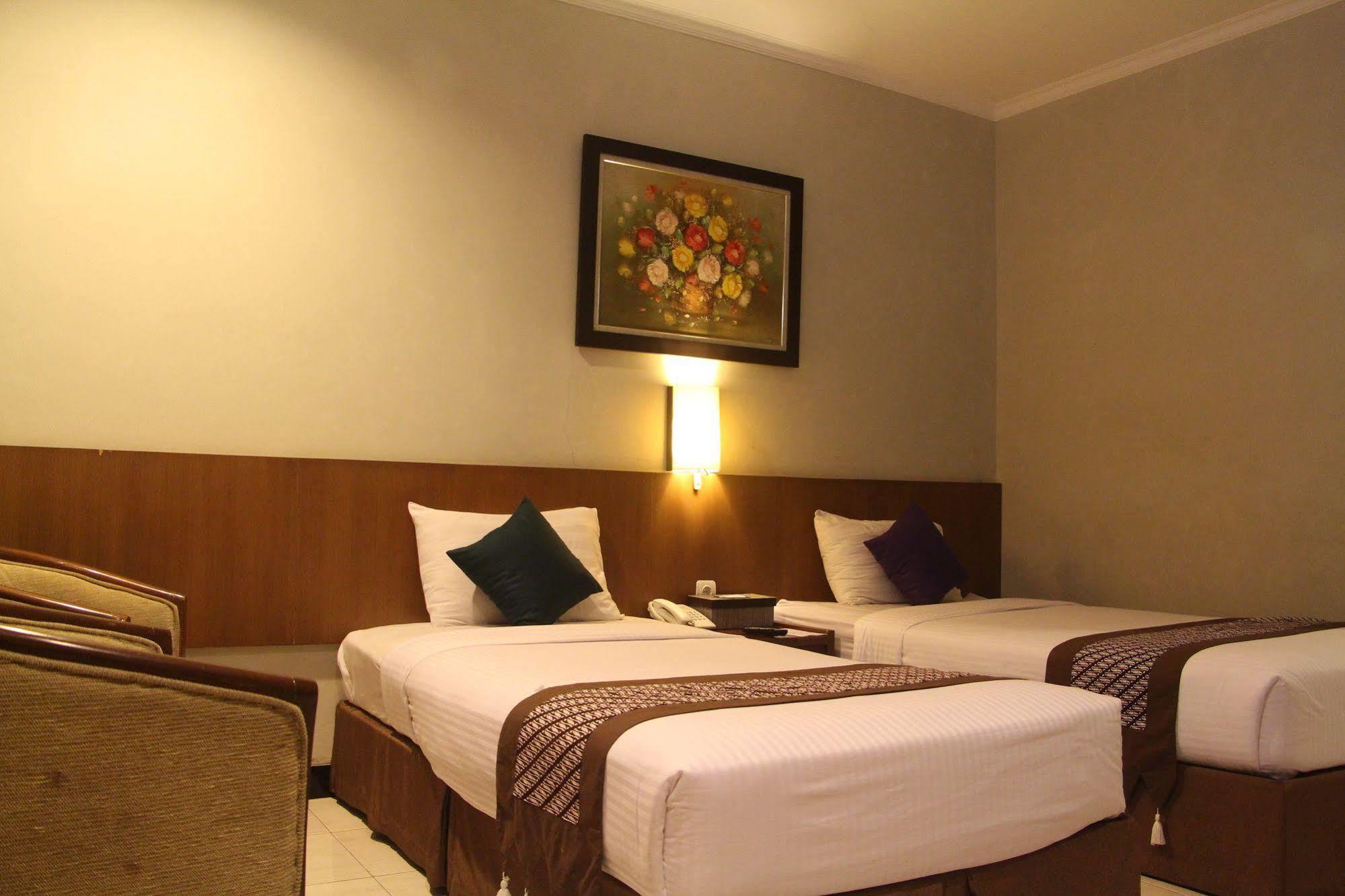 Cakra Kembang Hotel Kejayan Esterno foto